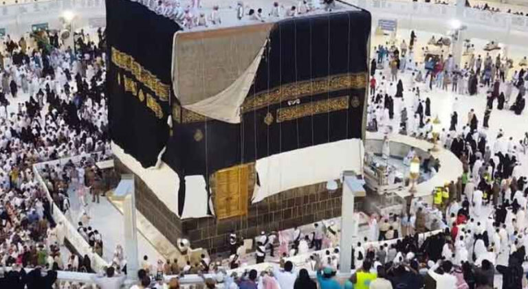 Saudi Govt has Decided Not to Change the Kiswah of the Kaaba This Year